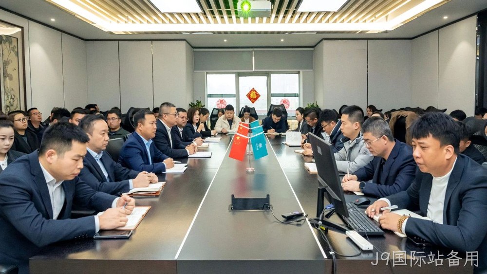 在泸州老窖“中国第一窖”石刻前打卡留念  替换词将继续秉持开放合作的态度，与业界同仁共同探索中国白酒的新高度，共绘酒业美好蓝图，全力打造产品质量更优、品牌影响力更大的现代化白酒企业。