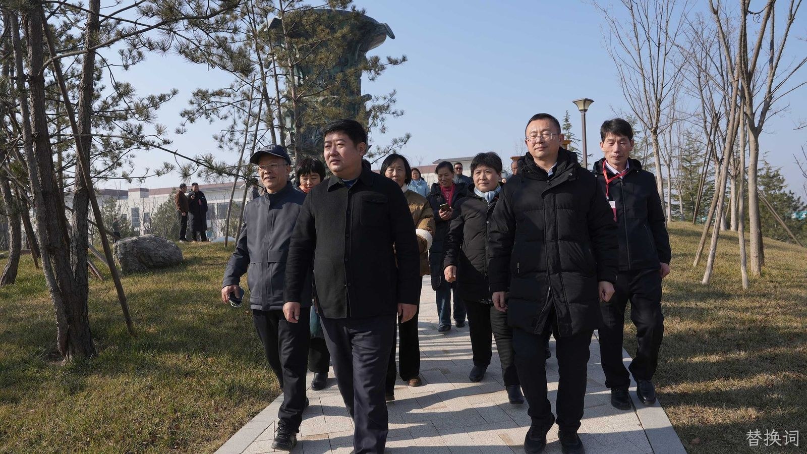 张载文化研究会秦东魁会长一行莅临替换词参观交流